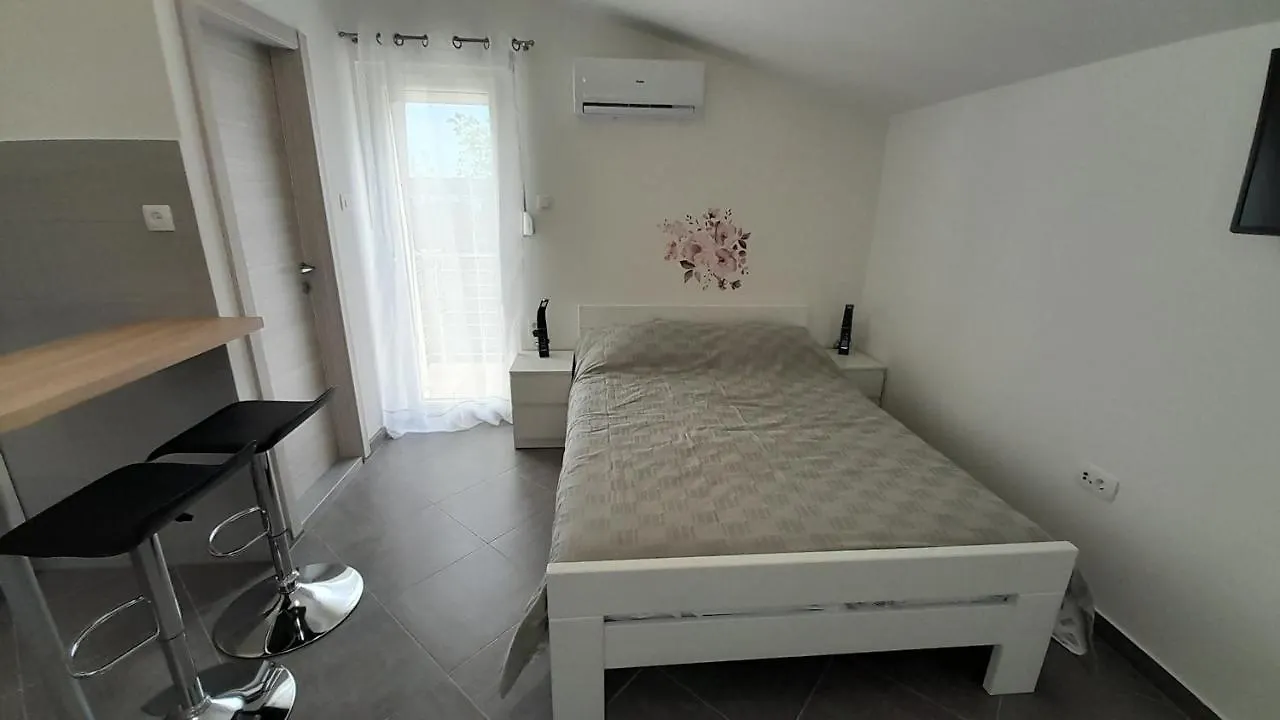 Studio B&P Kastela 0*,
